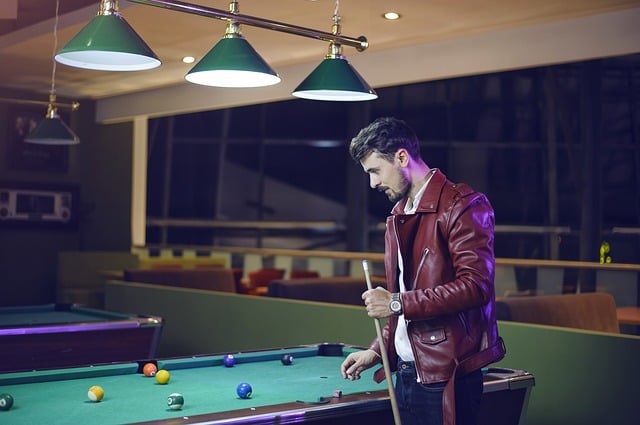 guy-playing-billiard-1967834_640